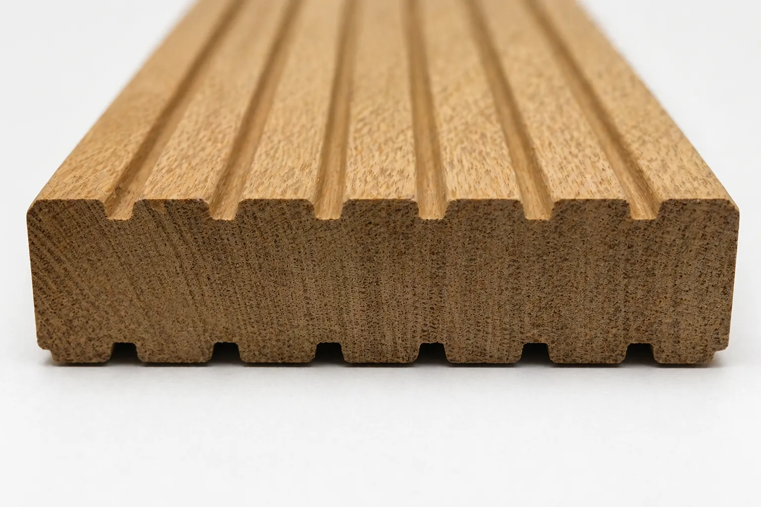 Holzterrasse mit ruhiger Brettfolge und präziser Kantenwirkung