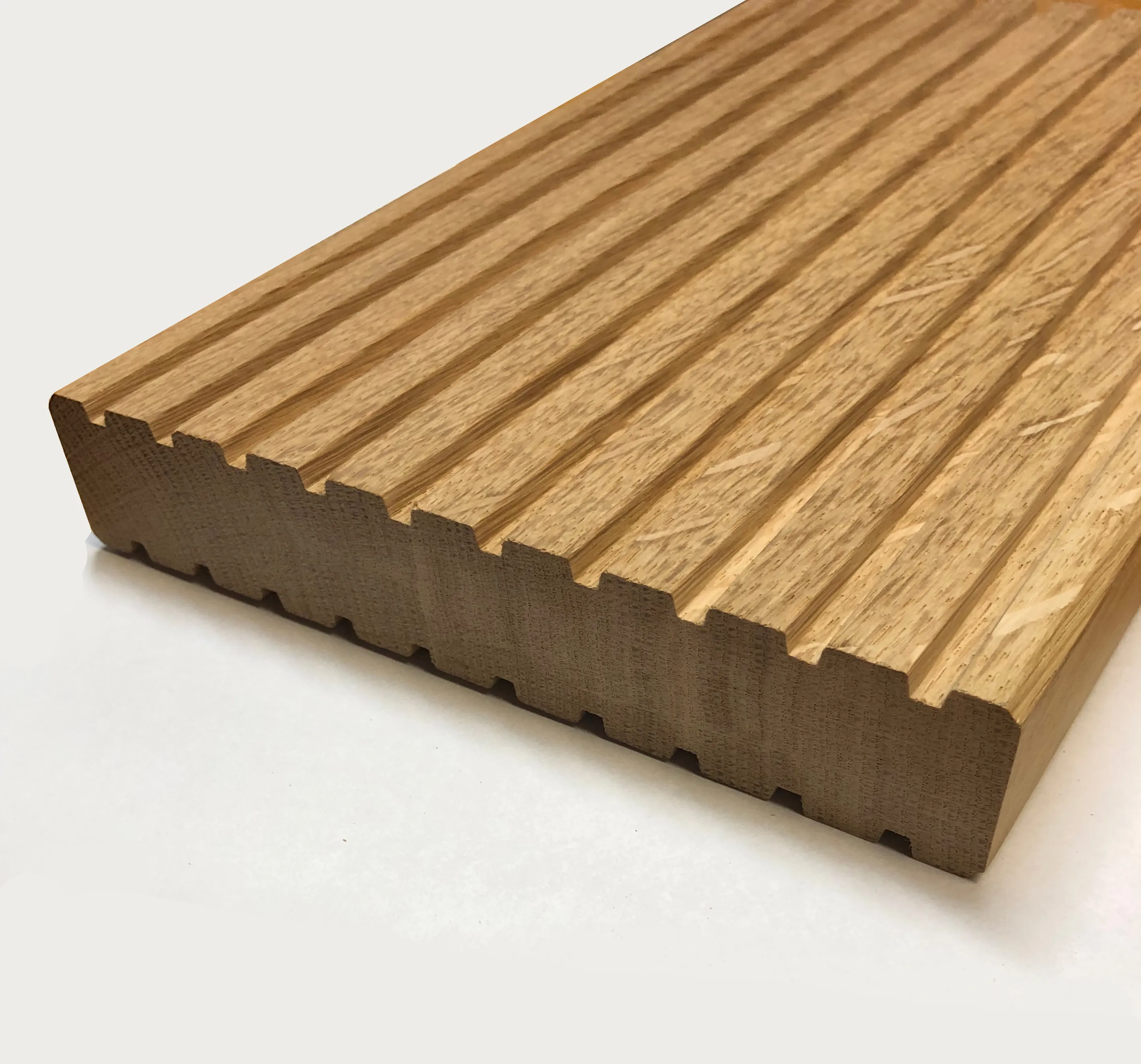 Detailbild von Terrassendielen mit sichtbar ruhigem Fugenbild